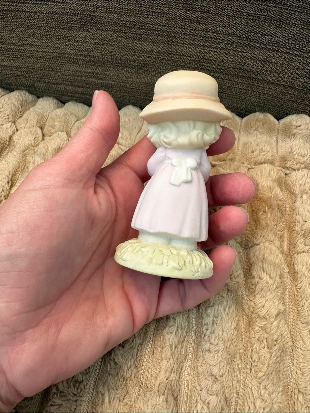 Precious Moments: girl Figurine Holding Basket of fruit - Picture 3 of 4